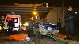 Dos mueren al caer auto del Trébol de Monterrico