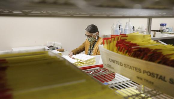 Las boletas electorales por correo se colocan en contenedores del Servicio Postal de los EE. UU. esperando ser procesadas por los trabajadores electorales en la oficina electoral del condado de Salt Lake, en Utah. (GEORGE FREY / AFP).