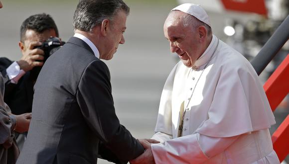 Papa Francisco llegó a Colombia en medio de algarabía y fe. (AP)