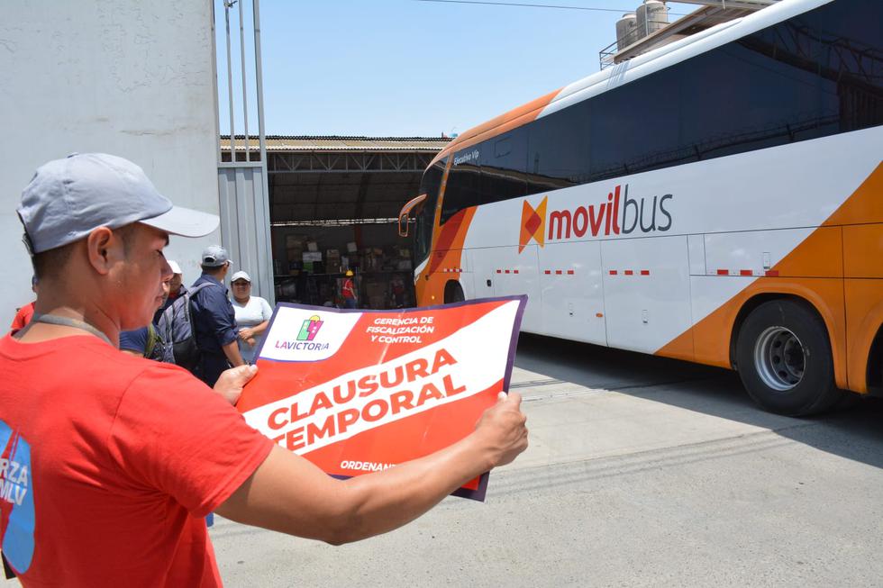 La empresa de transporte Movil Bus, ubicado en la Av. Javier Prado, fue clausurada esta mañana por personal de Fiscalización de la Municipalidad de La Victoria. (Foto: Municipalidad de La Victoria)