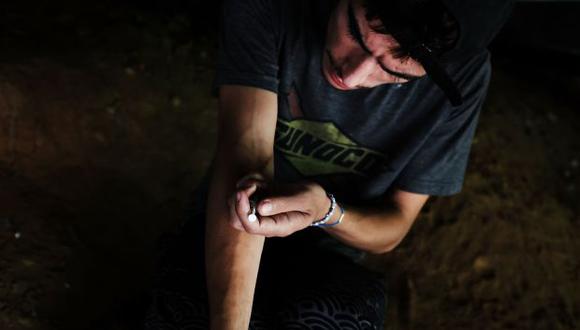 La tasa de muertos por opiáceos sintéticos se duplicó de 2015 a 2016. En la foto, Mike, de 22 años, es un adicto a la heroína que comenzó a consumir opiáceos cuando tenía 13 años. (Foto: AFP)
