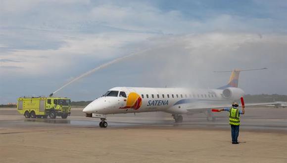 un avión de la aerolínea colombiana Satena aterriza en el aeropuerto internacional Simón Bolívar de Maiquetía, hoy en La Guaira. (Foto: EFE/ Rayner Peña R.)