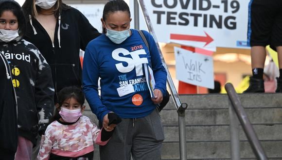 Una familia abandona un sitio de prueba y vacunación de Covid-19 en una escuela pública en Los Ángeles, California, el 5 de enero de 2022. (Foto: Robyn Beck / AFP)