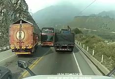 ¡Imprudencia total! Auto y camión iban en sentido contrario y chocan frontalmente con bus [VIDEO]
