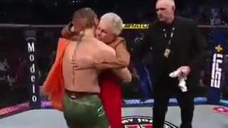 Abuela de Donald Cerrone abrazó a Conor McGregor luego de que derrotara a su nieto [VIDEO]