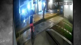 Miraflores: Mujer ingresa a edificio con bicicleta vieja y se roba una nueva