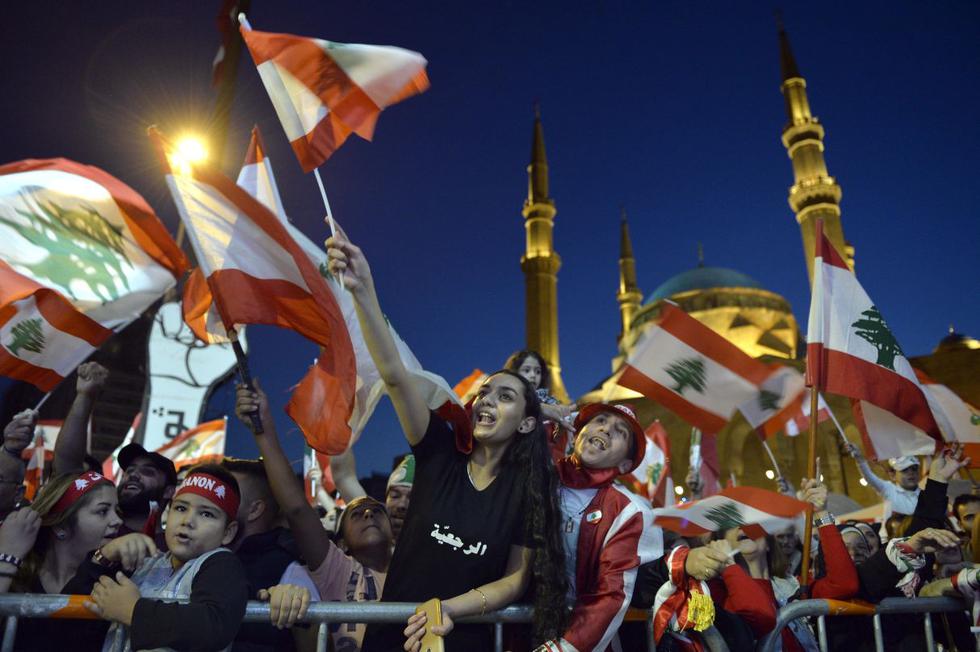 Cientos de manifestantes se concentraron en el centro de la capital libanesa para celebrar un mes de protestas que comenzaron por el hartazgo popular y, desde el primer día, con las mujeres al frente de las marchas que buscan acabar con el Gobierno y el patriarcado. (Foto: EFE)