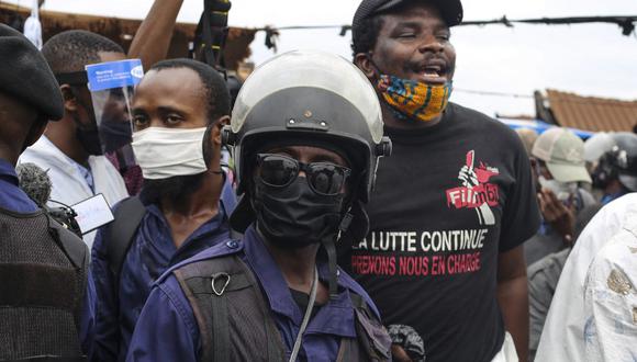 Imagen referencial. Un policía congoleño usa una mascarilla como medida preventiva contra el COVID-19. (Foto de SAMIR TOUNSI / AFP)