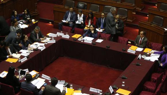 Comisión de Constitución debate informe sobre impasse entre PPK y Comisión Lava Jato.