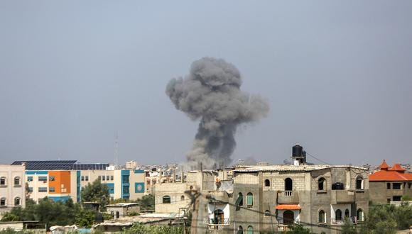 El humo se eleva cerca del cruce de Rafah con Egipto en el sur de la Franja de Gaza el 23 de octubre de 2023. (Foto: Eyad BABA / AFP)