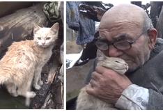 Anciano se consuela abrazando su gato tras perder todo en incendio [VIDEO]