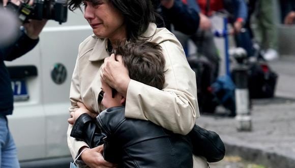 Una madre acompaña a su hijo después de un tiroteo en una escuela en la capital, Belgrado, el 3 de mayo de 2023. (Foto: Oliver Bunic / AFP)