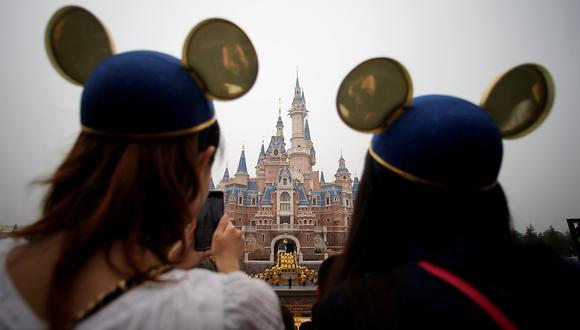 Las mujeres con orejas de Mickey Mouse miran la ceremonia de apertura en Shanghai Disney Resort en Shanghai, en 2016. (Foto: Reuters/Archivo)