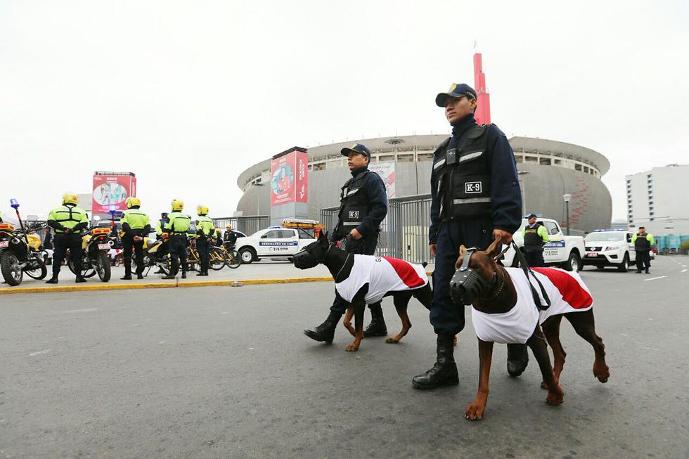 Brigada canina está especialmente entrenada para el resguardo y seguridad de hinchas. (Twitter/@MuniLima)