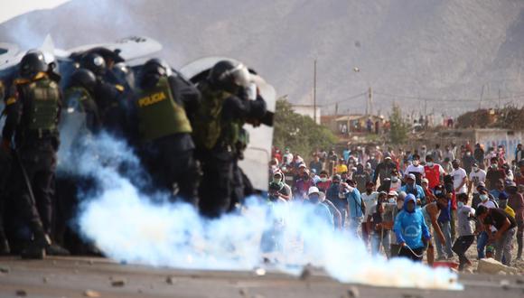 Manifestantes de Ica atacaron a la Policía con huaracazos cuando intentó despejar la Panamericana Sur (Hugo Curotto/GEC).