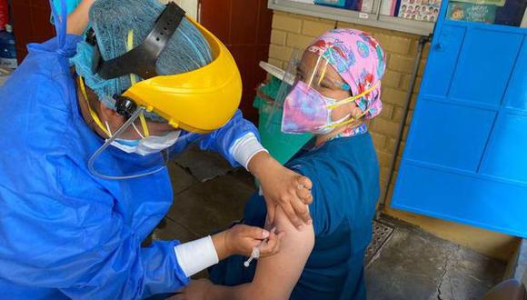 La doctora Marisa Cabrera recibió la primera dosis de la vacuna de Sinpharm en el hospital San Bartolomé. (Captura video / Colegio Médico del Perú)