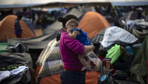 Los miles de migrantes, la mayoría familias hondureñas con niños, viven desde hace más de una semana a la intemperie. | Foto: AFP