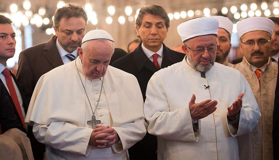 Papa Francisco reza en la Mezquita Azul de Estambul. (AFP)
