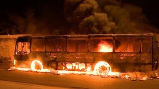 Dos buses y 5 centros de votación quemados en víspera de elecciones en Brasil