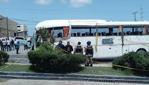 El autobús donde viajaban turistas de los cuales al menos dos personas murieron y una veintena resultaron heridas varias de gravedad, hoy, en Punta Cana (República Dominicana). (Foto de EFE/Andrea Nava)