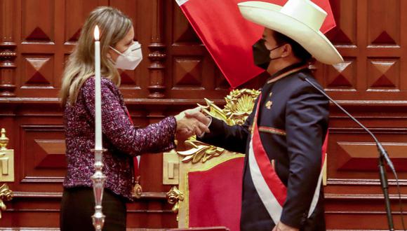 María del Carmen Alva notificó al presidente Pedro Castillo sobre la moción de vacancia en su contra presentada este jueves 25. (Foto: Congreso)