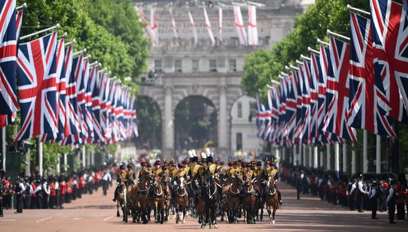 Los miembros del proceso de artillería Kings Troop Royal Horse a lo largo de The Mall durante el Desfile del Cumpleaños de la Reina, el Trooping the Colour, como parte de las celebraciones del Jubileo de Platino de la Reina Isabel II, en Londres el 2 de junio de 2022. (Foto de Daniel LEAL / varias fuentes / AFP)