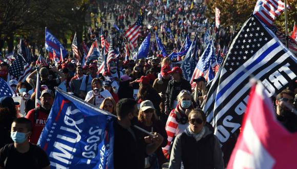 Los partidarios del presidente de los Estados Unidos, Donald Trump, marchan durante un mitin en Washington, D.C, el 14 de noviembre de 2020. Los partidarios respaldan la afirmación de Trump de que las elecciones del 3 de noviembre fueron fraudulentas. (AFP/Olivier DOULIERY).