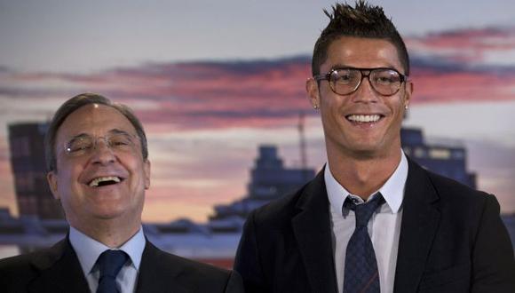 Cristiano Ronaldo feliz con Florentino Pérez. (AP)
