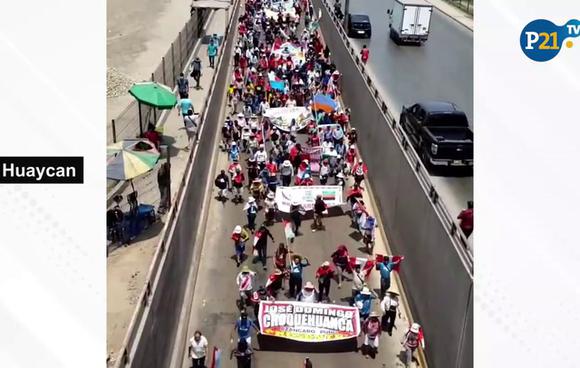 Manifestantes se desplazan por la carretera central