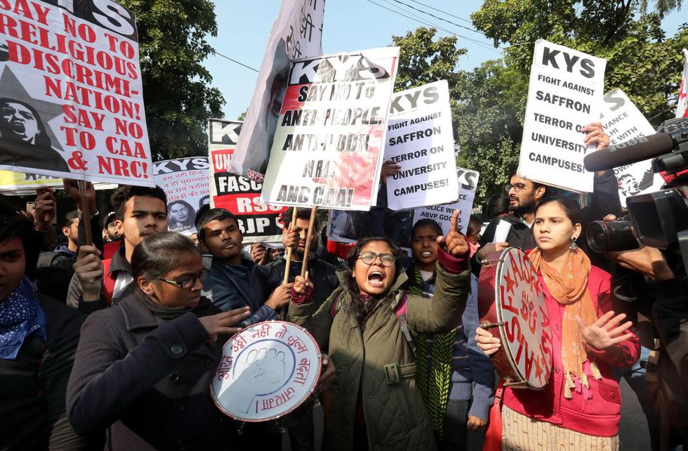 Estudiantes y profesores de la Universidad Jawaharlal Nehru (JNU) se manifestaron en Nueva Delhi para exigir al Gobierno indio que actúe contra los ataques contra la institución. (EFE)