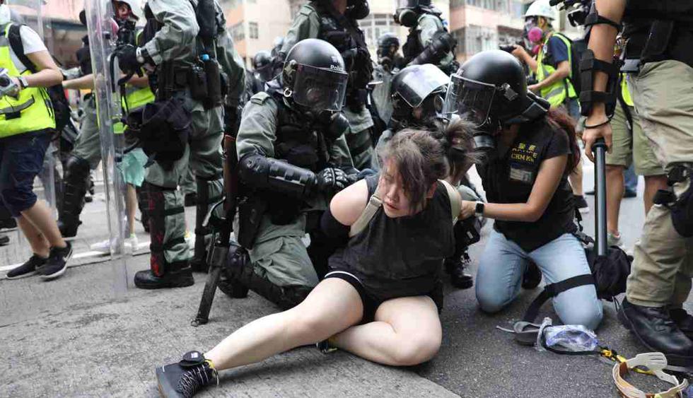 La policía arresta a manifestantes antigubernamentales durante el mitin. (Foto: EFE)