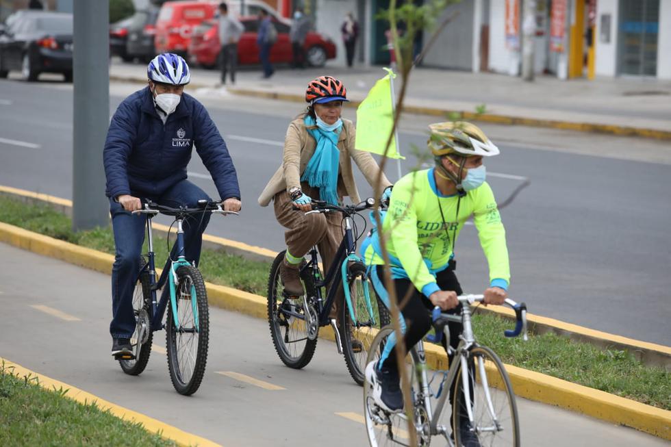 La Municipalidad de Lima entregó este jueves una nueva ciclovía en la avenida Carlos Izaguirre, la cual unirá los distritos de Los Olivos, Independencia y San Martín de Porres. La obra busca promover el uso de la bicicleta como medio de transporte urbano sostenible. (FOTOS BRITANIE ARROYO / @PHOTO.GEC)