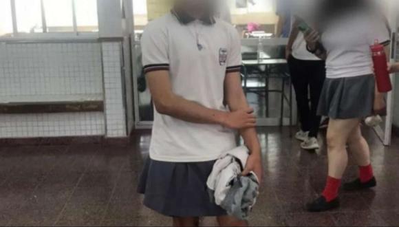 Agustín, alumno de una escuela cordobesa, en Colombia, decidió acudir en falda como "protesta" (Foto: Radio Jesús María)