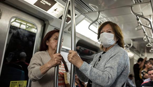 Una mujer, en el metro de Santiago (Chile), lleva una mascarilla como medida de precaución ante el aumento de contagios de coronavirus. Foto: AFP