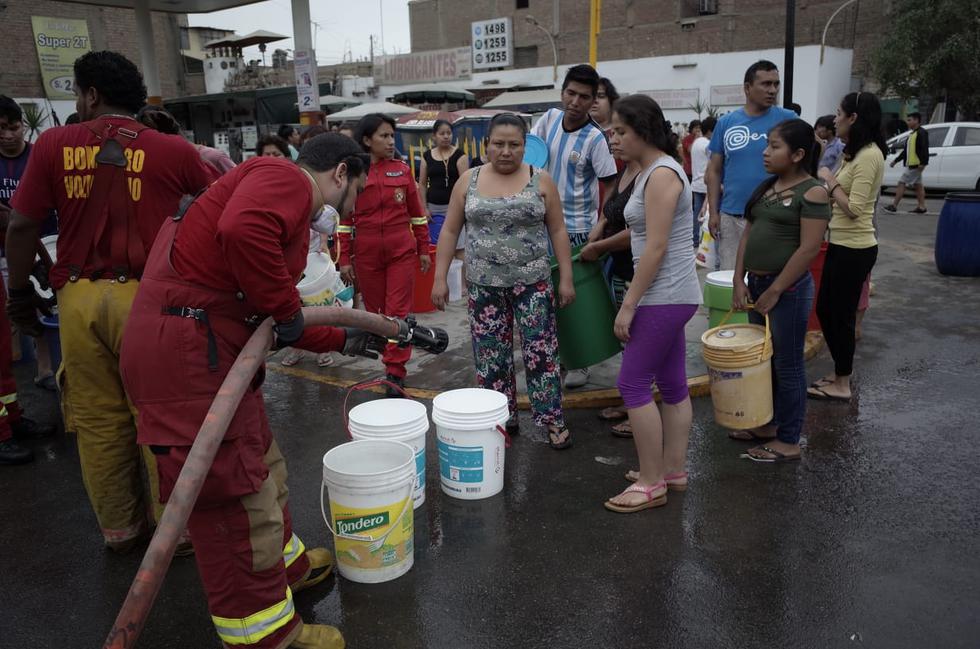 Personal del ministerio entregó mascarillas, agua para beber, alcohol en gel, entre otros elementos a los vecinos afectados por el aniego. (Anthony Nilño de Guzmán/GEC)