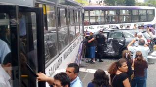 Av. Brasil: Reportan triple choque entre dos buses y una camioneta