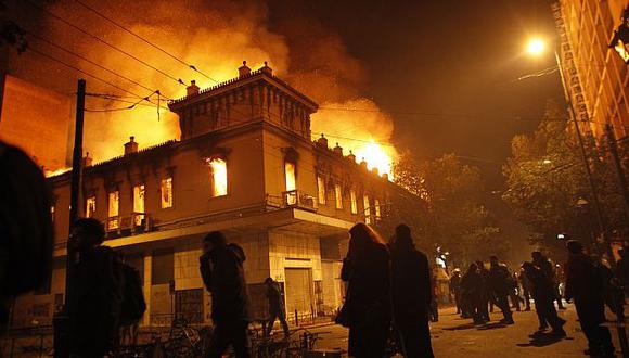 Los disturbios en Grecia incluyeron el incendio de varios edificios. (AP)