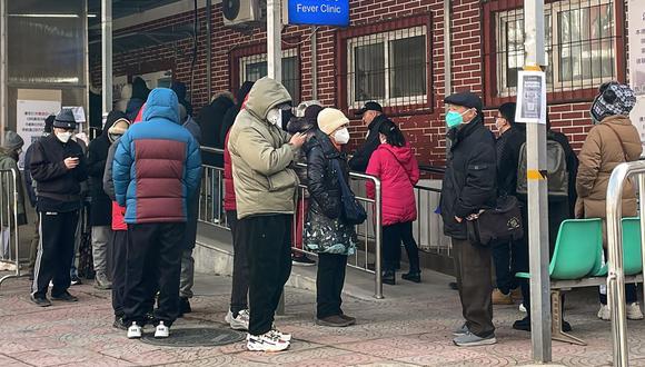 La gente hace cola frente a una clínica de fiebre en medio de la pandemia de covid-19 en Beijing el 14 de diciembre de 2022. (Foto de Yuxuan ZHANG / AFP)