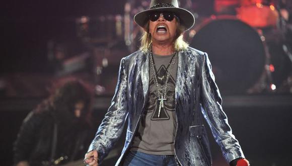 Axl Rose se accidento durante su concierto de regreso con Guns N' Roses. (AP)