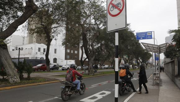 Extrañas señalizaciones. Imponen papeletas de más de S/300 a motociclistas en la Av. Arequipa. (Perú21)