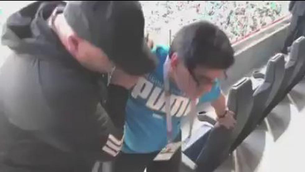 Diego Maradona ayudado por su seguridad para trasladarse a la sala VIP del estadio en San Petersburgo. (@SC_ESPN)
