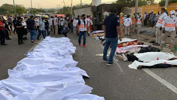Al menos 49 migrantes murieron el jueves luego de un tráiler en que viajaban clandestinamente chocó contra un muro de contención y volcó en una carretera en el sureño estado mexicano de Chiapas, dijeron fiscales estatales. (Foto por Cruz Roja del Estado de Chiapas / AFP)
