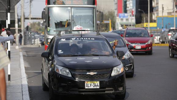 Los vehículo que realizan 'taxi colectivo' han invadido las vías de los corredores viales complementarios. (GEC)