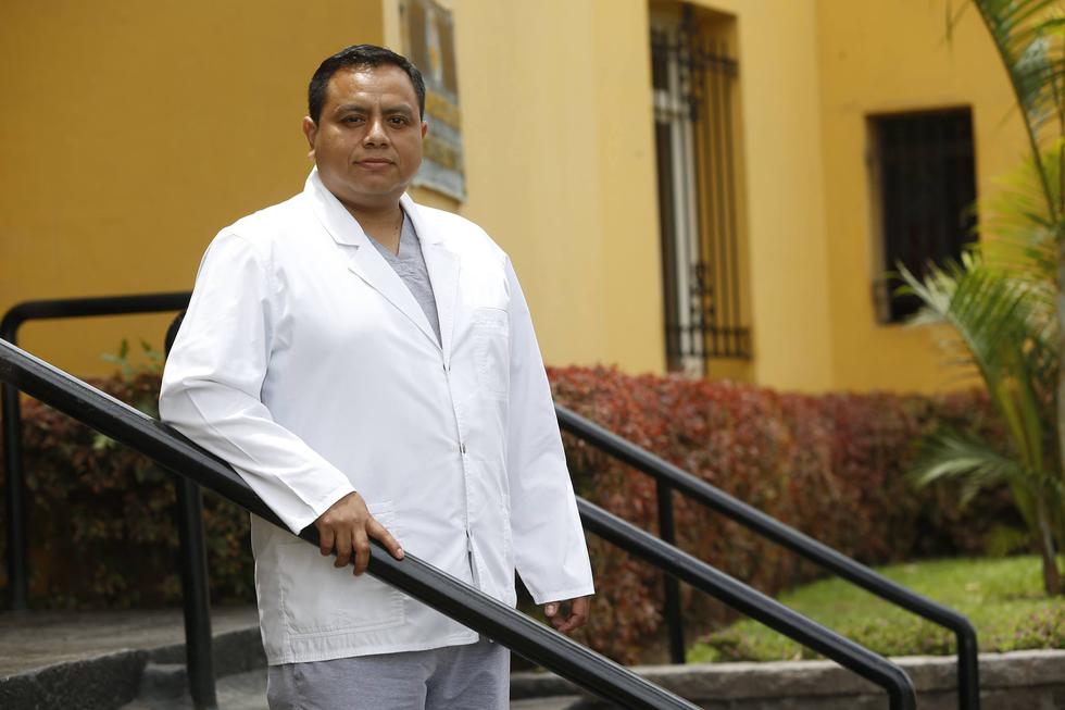 El médico traumatólogo Víctor Bolívar le ha devuelto la esperanza a sus pacientes. (Mario Zapata)