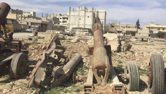Armamento militar destrozado entre los escombros en Siria, tras ataque de Estados Unidos. (EFE)