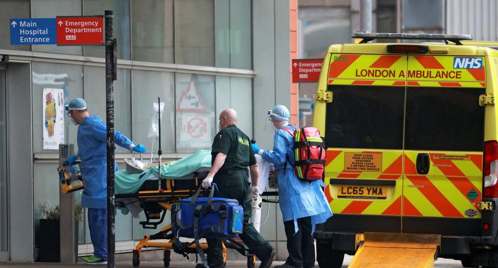 Los médicos transportan a un paciente desde una ambulancia al Royal London Hospital mientras continúa la propagación de la enfermedad por coronavirus (COVID-19) en Londres, Reino Unido, el 1 de enero de 2021. (REUTERS/Hannah McKay).