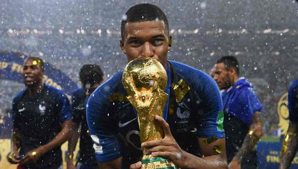 -- AFP PICTURES OF THE YEAR 2018 --

France's forward Kylian Mbappe kisses the World Cup trophy after winning the Russia 2018 World Cup final football match between France and Croatia at the Luzhniki Stadium in Moscow on July 15, 2018. RESTRICTED TO EDITORIAL USE - NO MOBILE PUSH ALERTS/DOWNLOADS

 / AFP / FRANCK FIFE / RESTRICTED TO EDITORIAL USE - NO MOBILE PUSH ALERTS/DOWNLOADS

