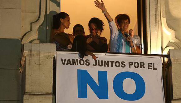 ‘Balconazo’. Villarán salió al balcón del hotel Bolívar para saludar a sus seguidores. (Rafael Cornejo)