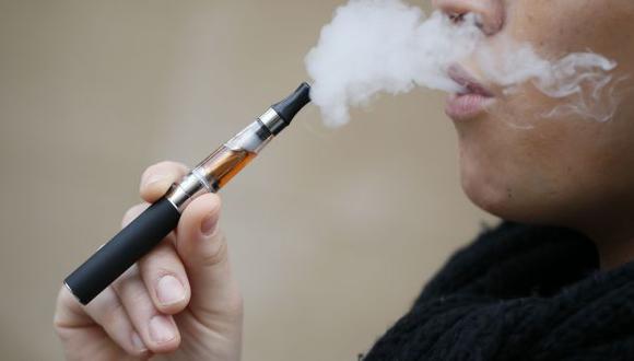 Pese a ello, OMS reconoce que e-cigarette es menos dañino que el cigarro convencional. (AFP)