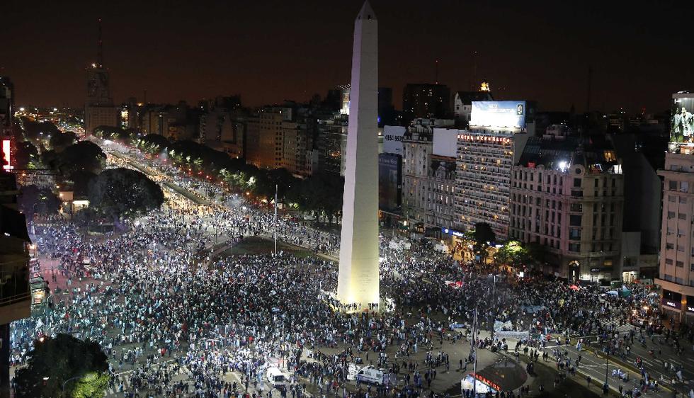 La mayor concentración se registró en el Obelisco, donde la fiesta terminó en llanto. (Reuters)